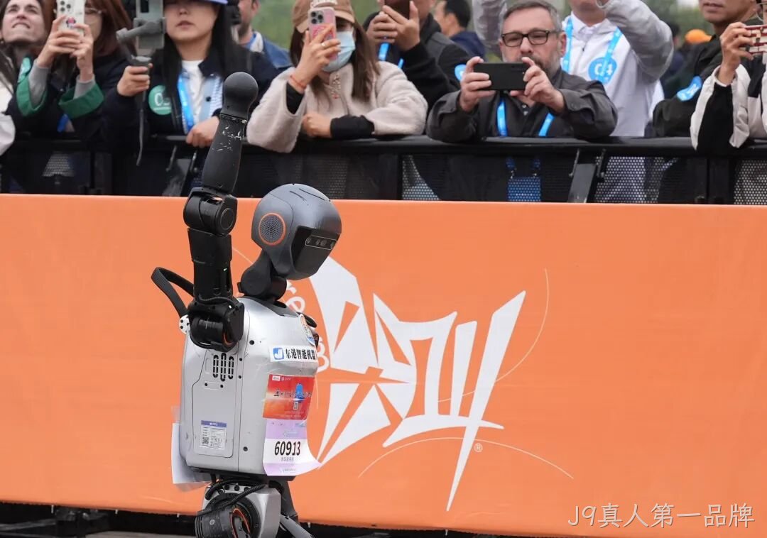 全球首个,人形机器人“跑团”在亦庄!2025北京亦庄半程马拉松暨人形机器人半程马