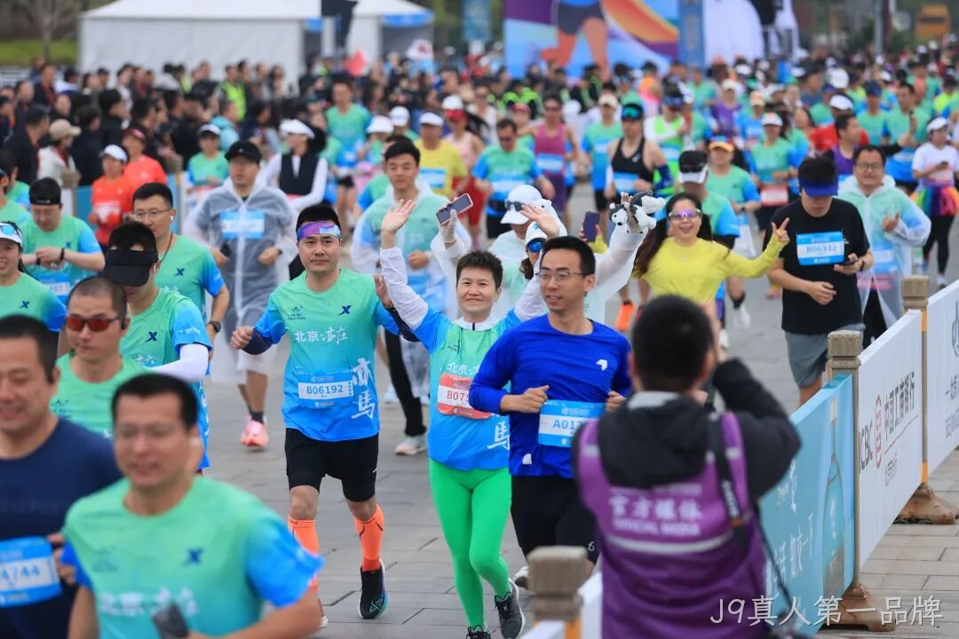 全球首个,人形机器人“跑团”在亦庄!2025北京亦庄半程马拉松暨人形机器人半程马
