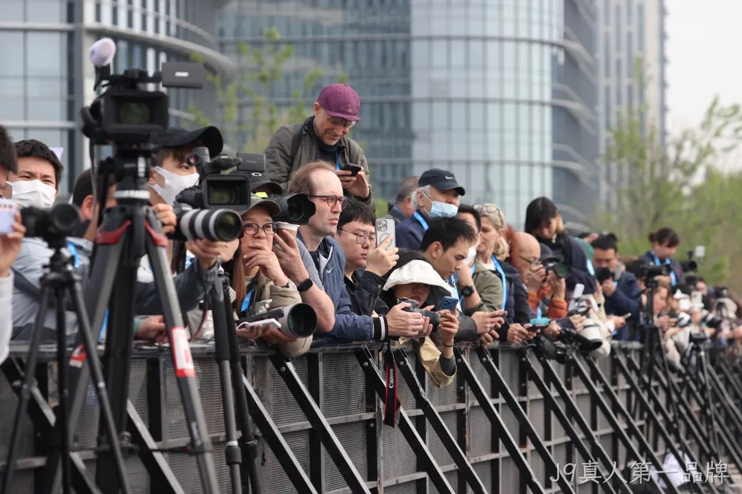 全球首个,人形机器人“跑团”在亦庄!2025北京亦庄半程马拉松暨人形机器人半程马